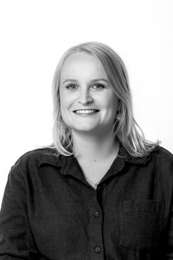 Portrait-Laura-NB_low-res